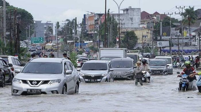 Kendaraan Terjebak Banjir